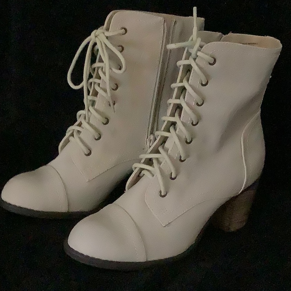 NWT 7 1/2 M Cream Boots
